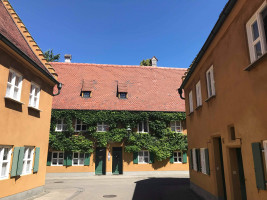 Die Fuggerstadt in Augsburg ist die älteste bestehende Sozialsiedlung der Welt.