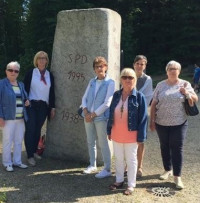 Ein Gedenken wurde den in der Nazizeit ermordeten Mitgliedern der SPD gewidmet. Der Gedenkstein wurde 1995 im sogenannten "Tal des Todes" errichtet und wurde in den vergangenen zwei Jahrzehnten zu einem international beachteten Symbol.
