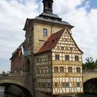 Mitten in die Regnitz bauten die Bamberger Bürger ihr einzigartiges Rathaus.