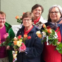 Immer samstags vor dem Muttertag: die AsF Frauen verteilen Rosen in der Fußgängerzone Weidens.