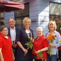 Blumen für die Mütter: Sabine Zeidler und ihre AsF-Frauen in der Fußgängerzone.